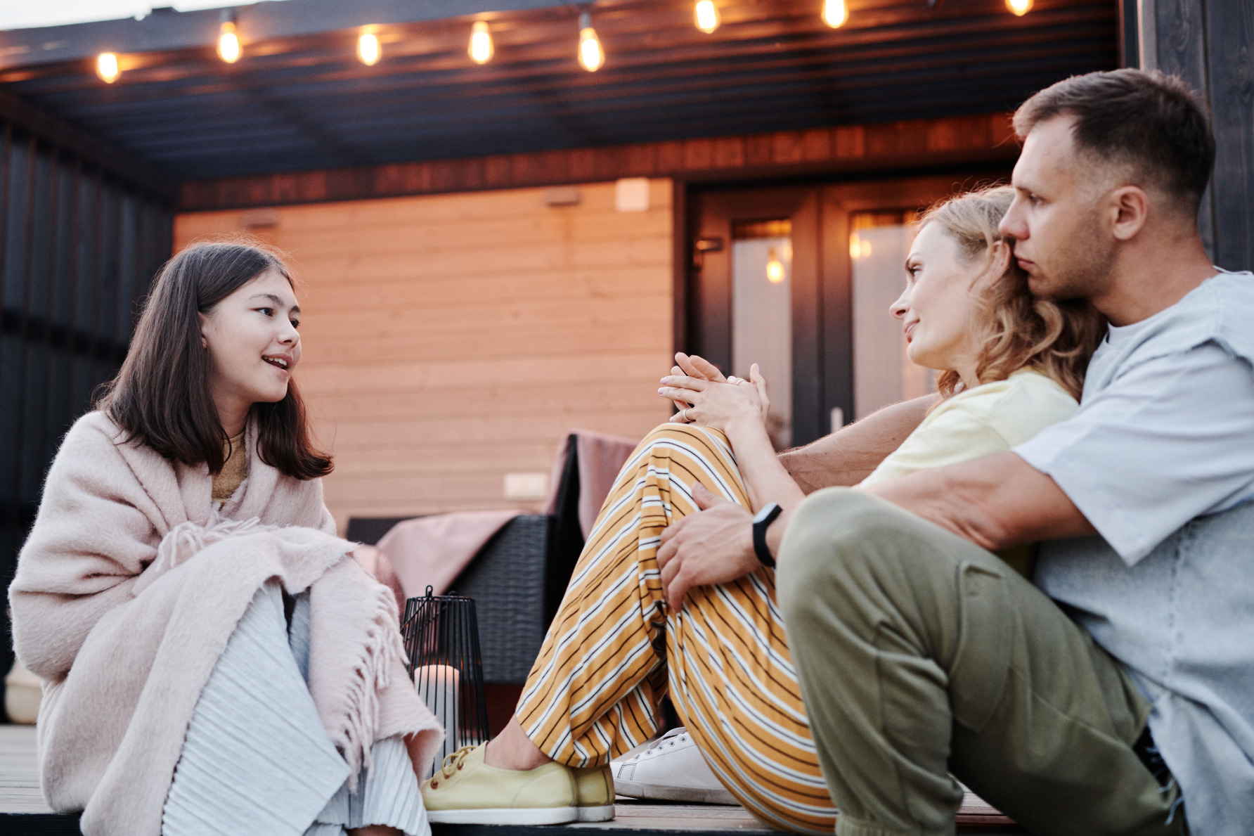 Parents échangeant avec leur adolescente dans un cadre familial apaisé