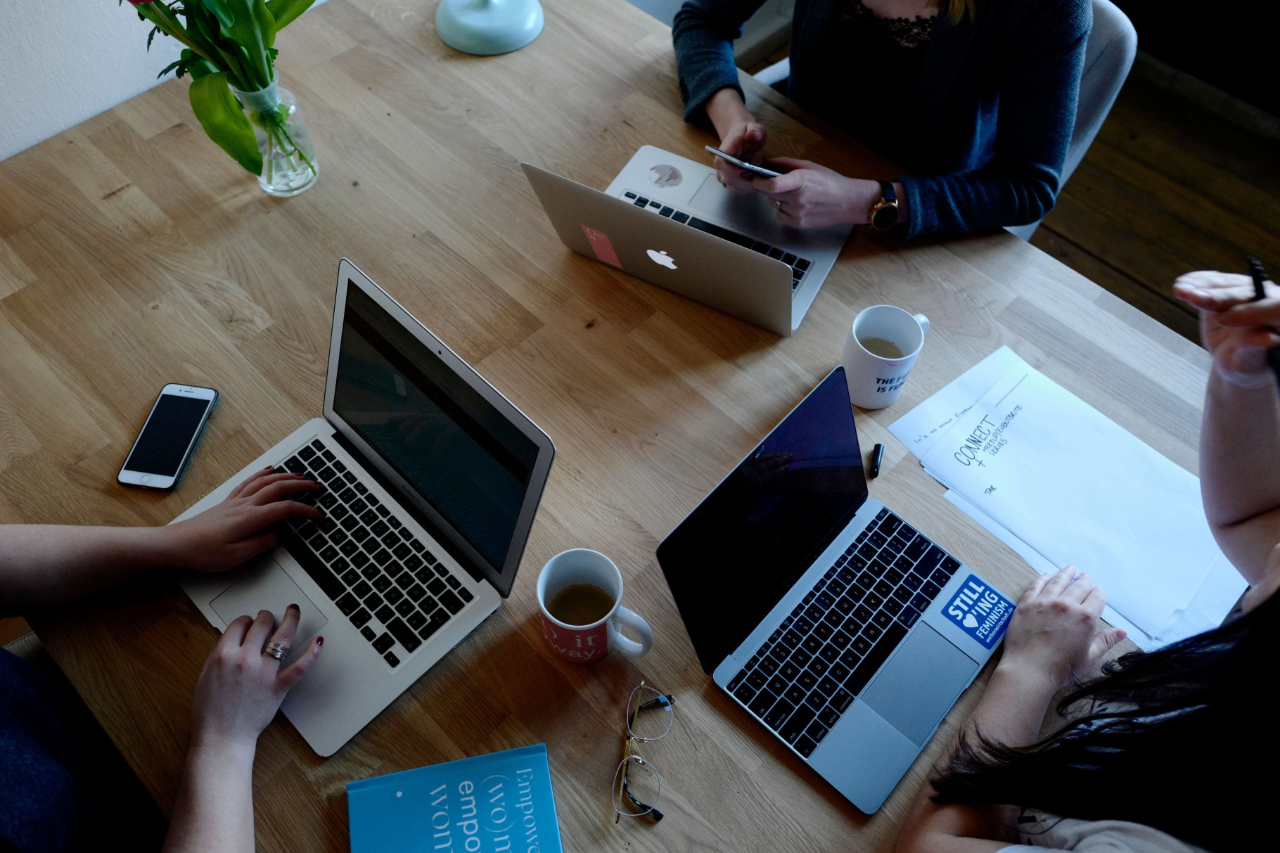Réunion de travail symbolisant le stress au travail