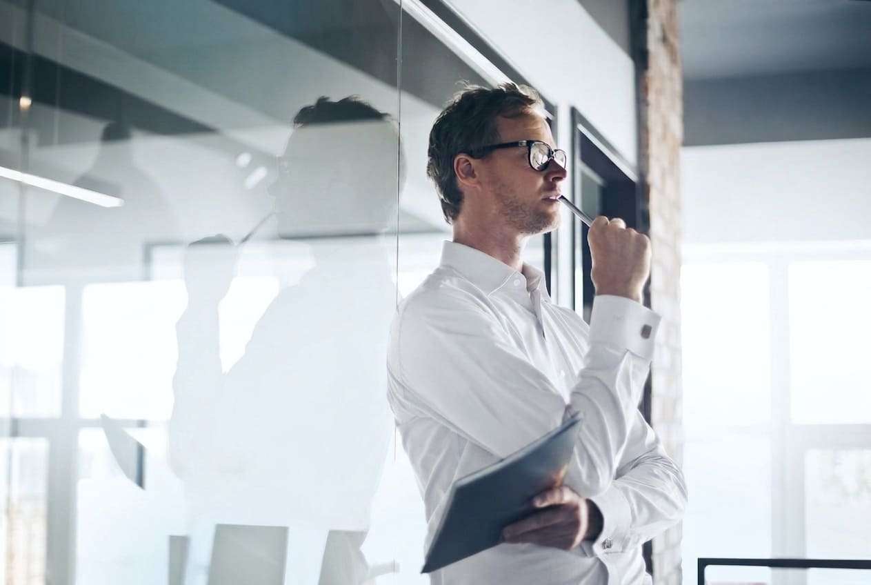 Homme au travail, pensif face à une situation professionnelle difficile